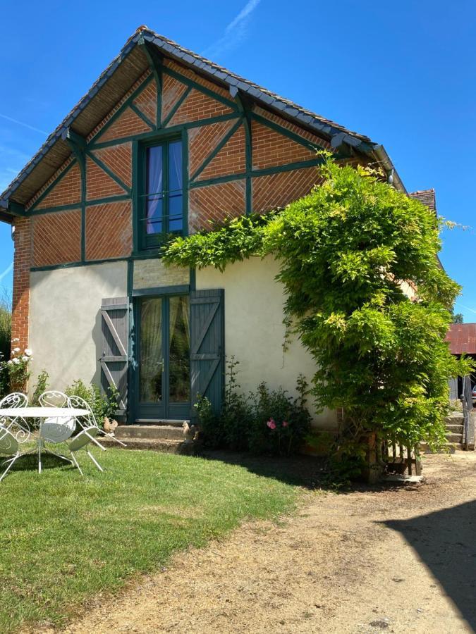 Cottages De Chateau De Vaux Yvre-l'Eveque Exterior photo